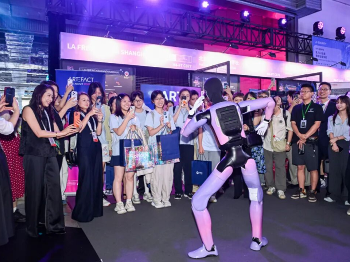 WAIC 的中学女生们：看见 AI，也看见自己
